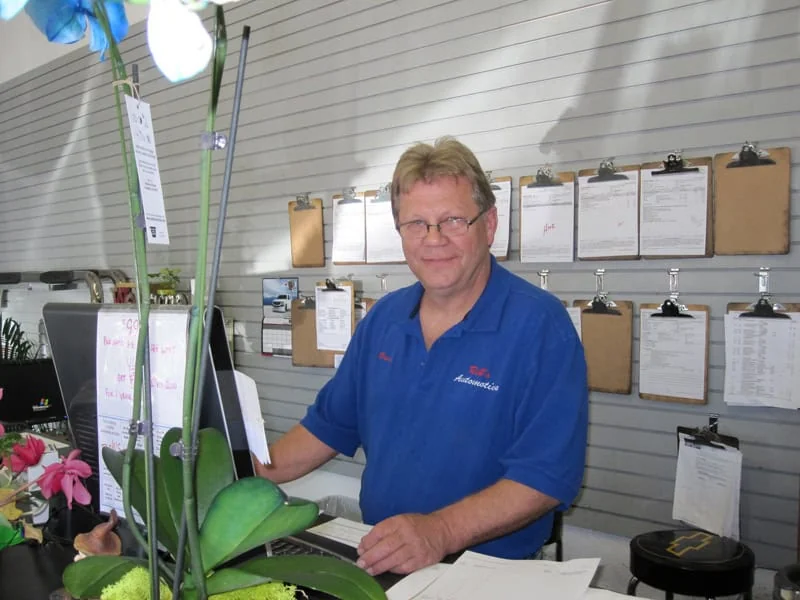 Service advisor at the counter at Rob's Automotive Repair Center, ready to help in Clackamas, Oregon